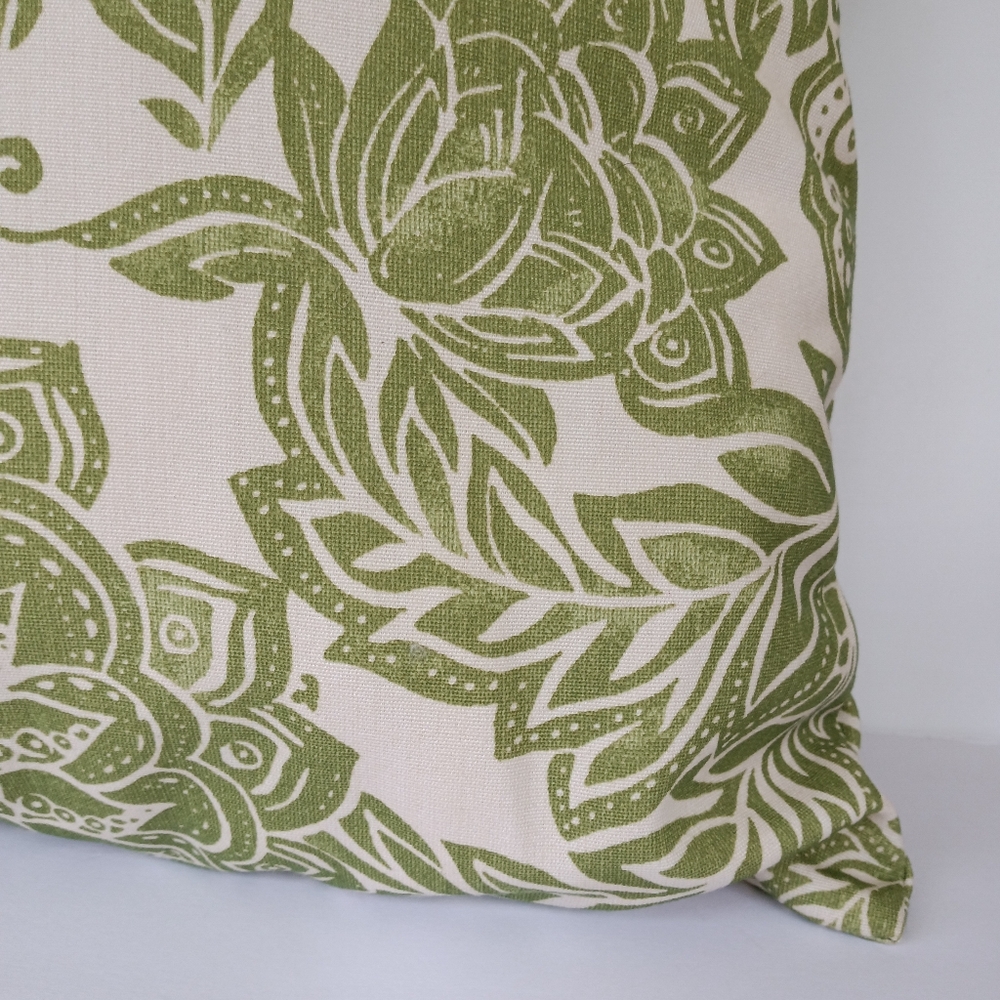 Pottery Barn Indoor/Outdoor Green & White Palampore Pillow 20" x 20" - Picture 2 of 4